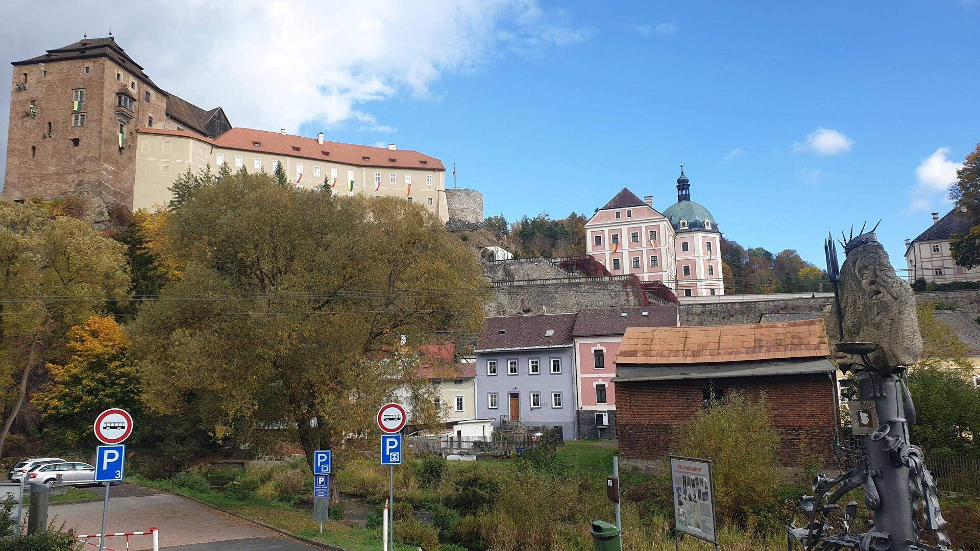 Oben thront die Burg
