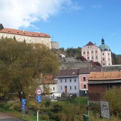 Oben thront die Burg