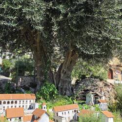 Warten an der Kirche. Hier ist das Dorf im Kleinformat aufgebaut.