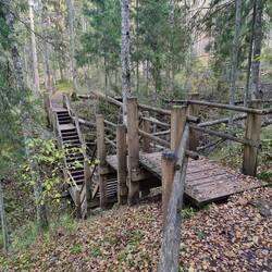 Ist sicher schneller gebaut als eine Brücke einfach darüber...
