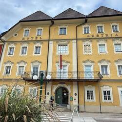 Vom Balkon aus nahm das frisch verlobte Paar die Glückwünsche der Bevölkerung entgegen.