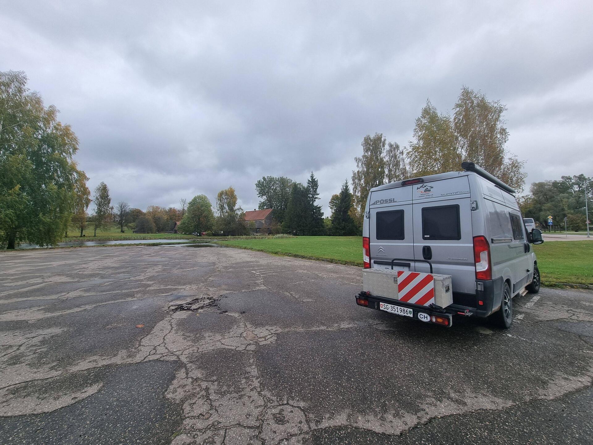 Links neben Selah sieht man den früheren Parkplatz, genau in der Pfütze standen wir...