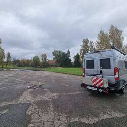 Links neben Selah sieht man den früheren Parkplatz, genau in der Pfütze standen wir...