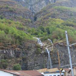 Imponierender Wasserfall in Biasca