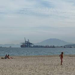 Der Hafen und im Hintergrund Afrika