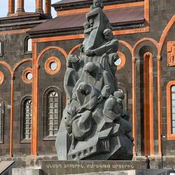 Daneben ein Denkmal zu Erinnerung an die Opfer des Erdbebens 1988 und die Helfer