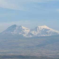 Im Hintergrund der Aragats, mit 4090 m der höchste Berg Armenien