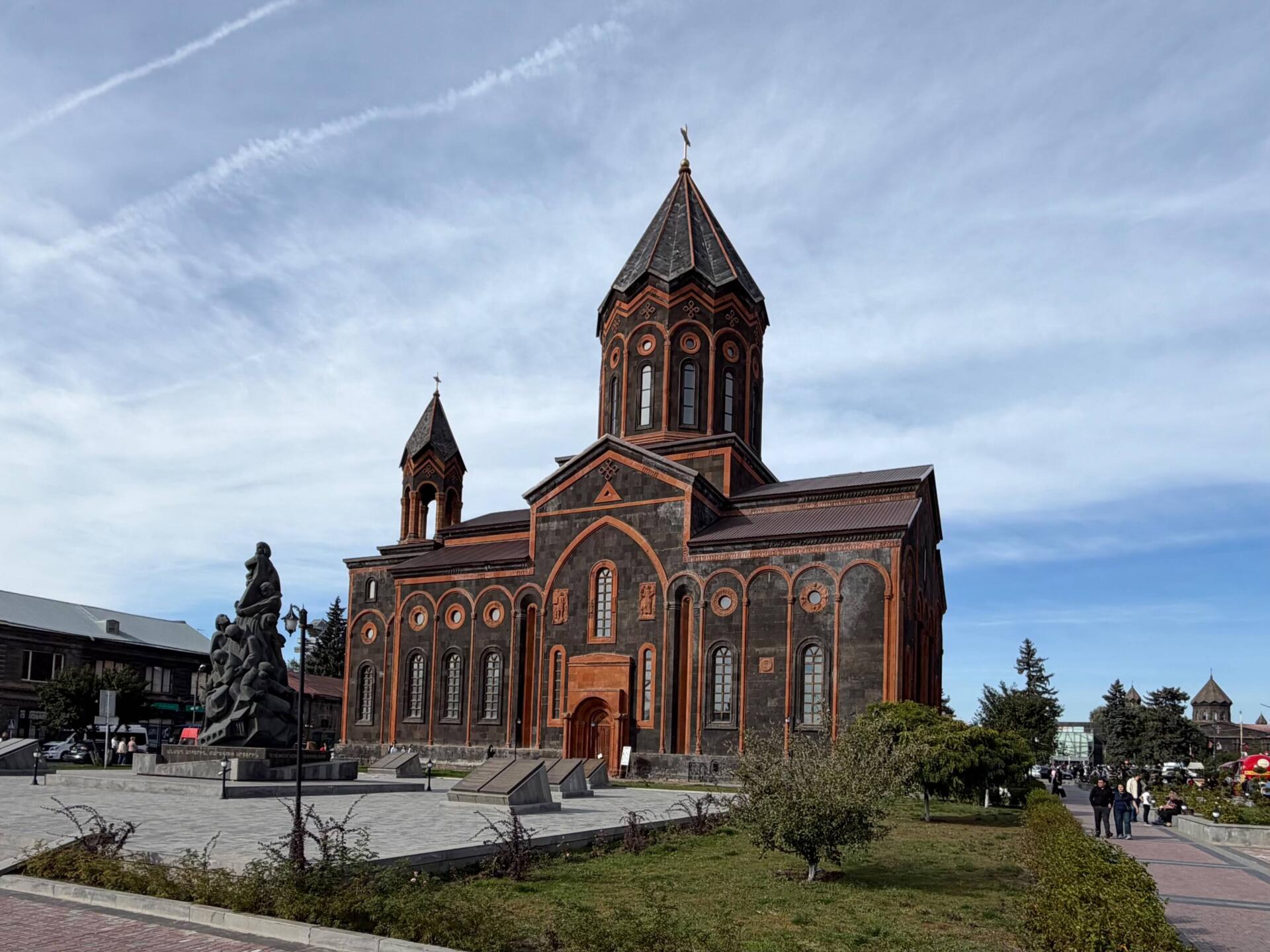 Zentraler Platz - die Kathedrale der Heiligen Muttergottes „Sieben Wunden“