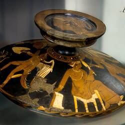 Lid of a lekane depicting a scene from a gyneceo (private quarters for women) ... Museo Mandralisca.