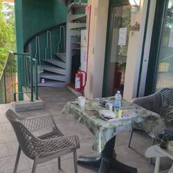 Einen Frühstücksraum gibt es nur draußen auf der Terrasse mit Durchzug😡