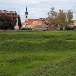 In diesen Grashügeln erahnt man die ehemalige Stadtmauer von Karlovac