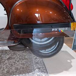 Eine Vespa mit Reserverad