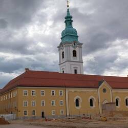 Eines der wenigen schon fertig sanierten Häuser am Hauptplatz von Karlovac