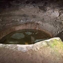 Im Inneren ein Brunnen mit Quellwasser direkt aus dem Berge