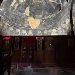 Im Inneren eine Kirche mit Fresken aus den 12. Jh.