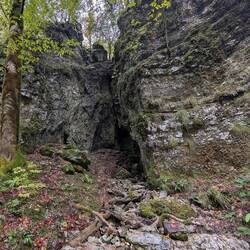 In dieser Höhle wohnte lange ein verwundeter Wolf