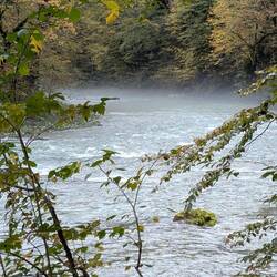 Aber schon nimmt der Fluss Fahrt auf