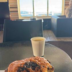 Erstmal Frühstück mit Riesen Schoko Croissant