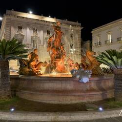 Fountain of Diana in Duomo in Ortigia — Siracusa, Sicily.