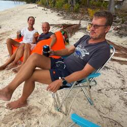 Harald und Jeannette in ihrer aufblasbaren "Strand Couch". sie dürfen aber nur zusammen aufstehen 🤣