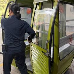 Ropeway car