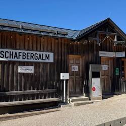 Die Schafbergalm ist die Mittelstation der Schafbergbahn und liegt auf rund 1.364 Metern Seehöhe.