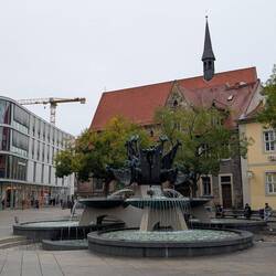 Neuer Angerbrunnen und Ursulinenkloster