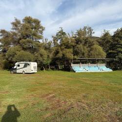 Es war eine riesengroßer Picknickplatz mit nem Sprtplatz