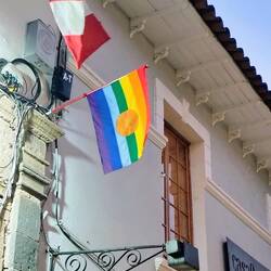 Das ist doch mal eine gelungene städtische Flagge 🌈