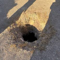Die Löcher sind in der Decke des Gefängnisses