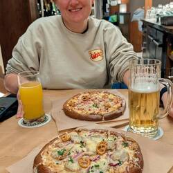 2 Varianten von Brizza: Obazda Schmand mit Speck und Zwiebeln sowie Süßer Senf Schmand mit Weißwurst