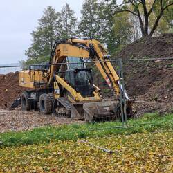 Grosser Bagger beschützt den kleinen Bagger.
