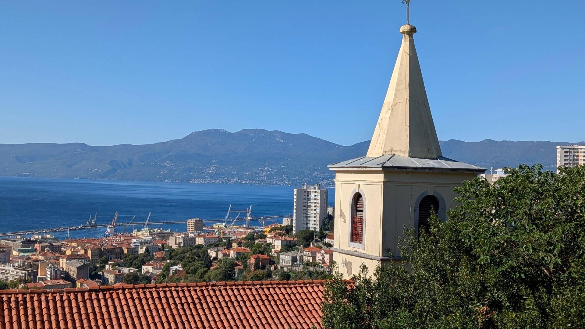 Blick über die Kvarner Bucht. 🏰 Den besten Überblick über Rijeka hat man von der Burg Trsat