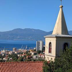 Blick über die Kvarner Bucht. 🏰 Den besten Überblick über Rijeka hat man von der Burg Trsat