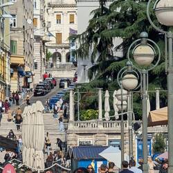 ​Mitten im Leben. ☕ Auf dem Korzo trifft k.u.k.-Architektur auf entspannte mediterrane Gelassenheit