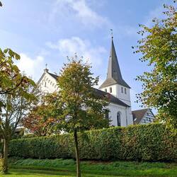....es geht vorbei an der Kirche von Honrath.