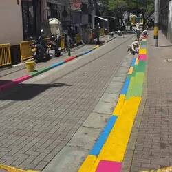 Die Straße wurde gestrichen und es sind viele Straßen sehr bunt🫶🏻
