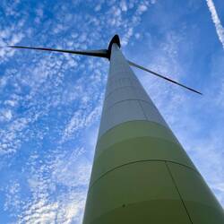 auch diese Halde wird von einem Windkraftrad dominiert