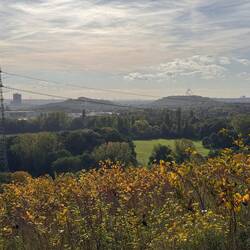 im Hintergrund der Tetraeder, im Vordergrund ein wenig Indian Summer