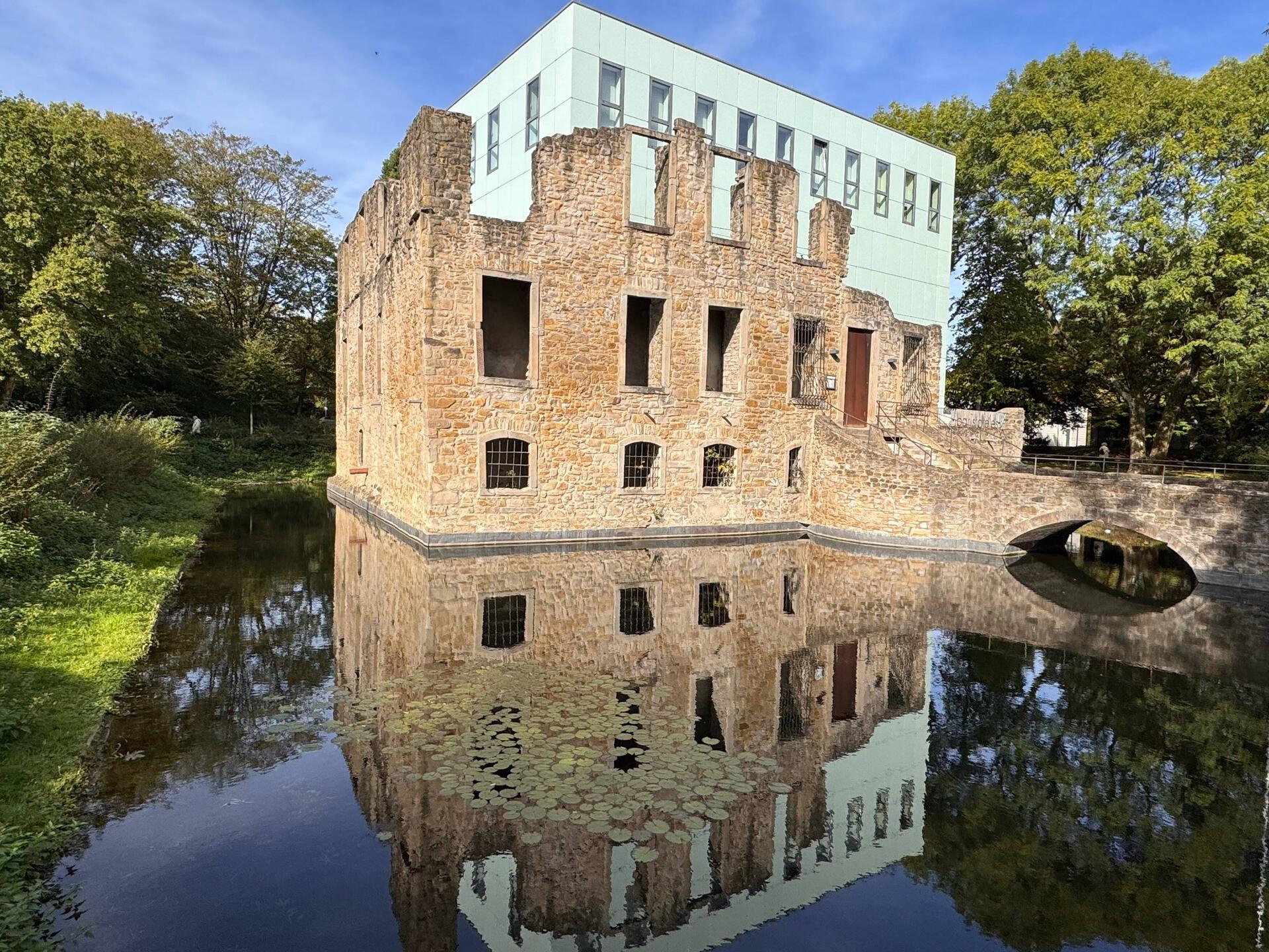 die Herrenhausruine im Schlosspark Weitmar