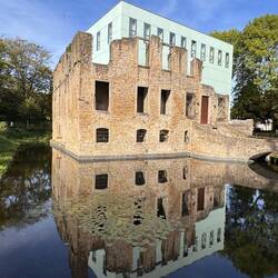die Herrenhausruine im Schlosspark Weitmar