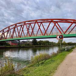 die Papageienbrücke "Unser Fritz" am Biergarten - Oskar am Kanal