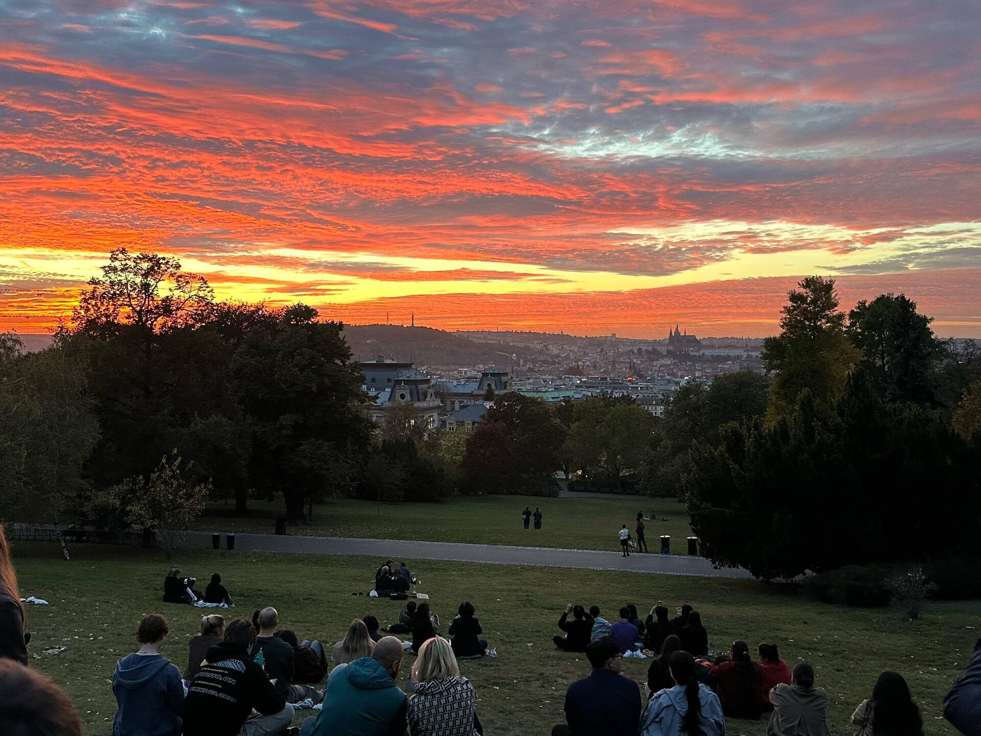 Sonnenuntergang mit der Burg von Prag