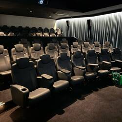 Der Saal war klein und gemütlich.