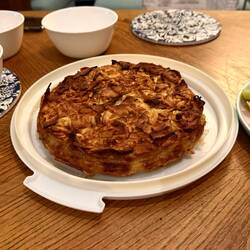 Am Abend gab es eine Gemüselasagne mit Salat sowie einen Apfelkuchen als Dessert. 😋