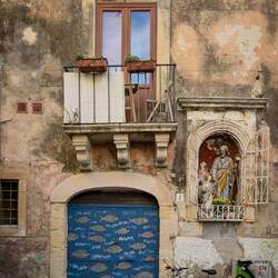 Streetscape from a street branching off from Lungomare Ortigia.