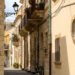 Streetscape ... side street on the waterfront promenade — Ortigia Island.
