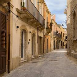 Streetscape ... side street on the waterfront promenade — Ortigia Island.