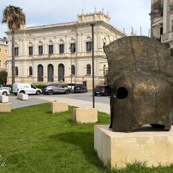 Elmo di Archia (S. Pennacchio); honors Corinthian founder of 1st Greek settlement here; 734 BCE.