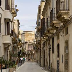 Streetscape of a side street off Lungomare Alfeo — Ortigia Island.